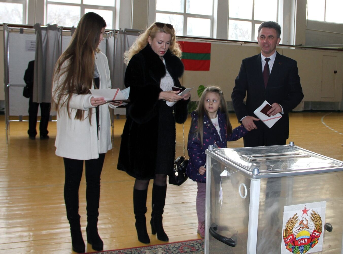 Ciudadanos transnistrios votando
